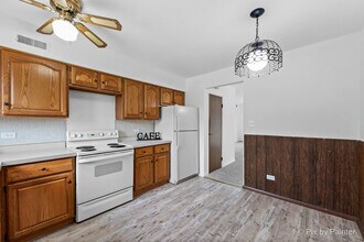 9407 Bay Colony Dr in Des Plaines, IL - Building Photo - Building Photo