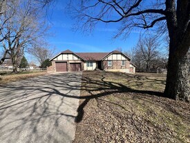 404 Palomino Cir in Raymore, MO - Building Photo