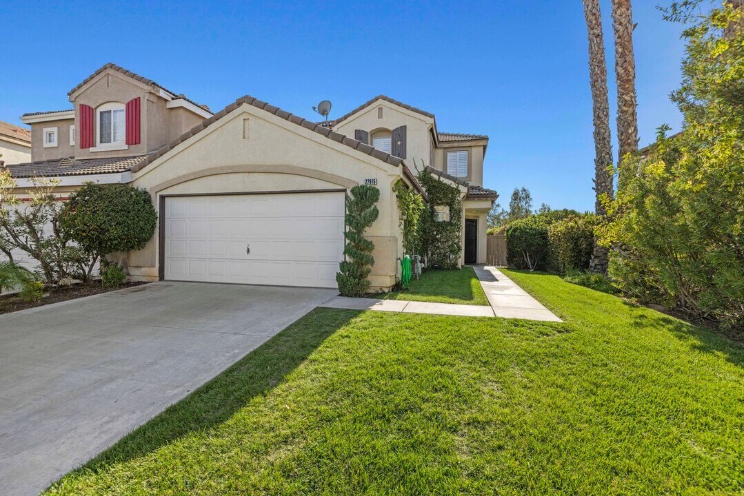 27815 Sunflower Ct in Santa Clarita, CA - Building Photo