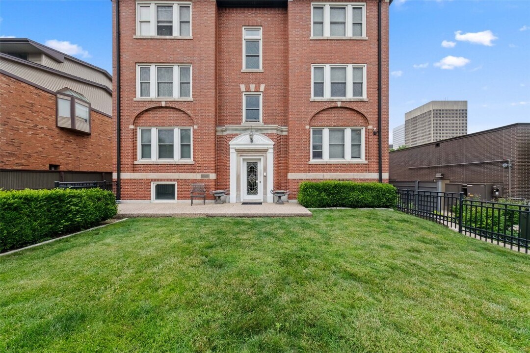 116 N Central Ave in Clayton, MO - Building Photo