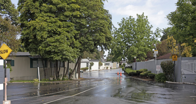 Palo Mobile Estates in Palo Alto, CA - Foto de edificio - Building Photo