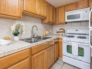 557 Robinson St in Monterey, CA - Building Photo - Building Photo