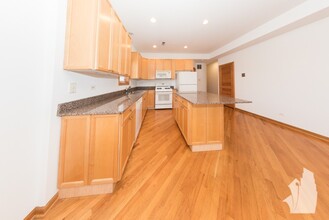 2743 N Southport Ave, Unit 2N in Chicago, IL - Building Photo - Building Photo