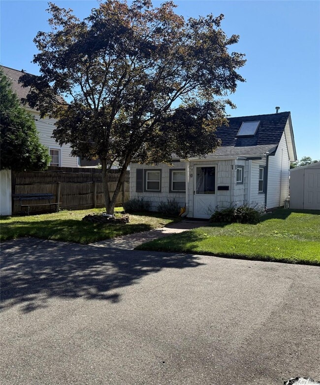 10 Hiddink St in Sayville, NY - Foto de edificio - Building Photo