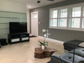 8260 NW 11th Ct in Pembroke Pines, FL - Building Photo - Building Photo