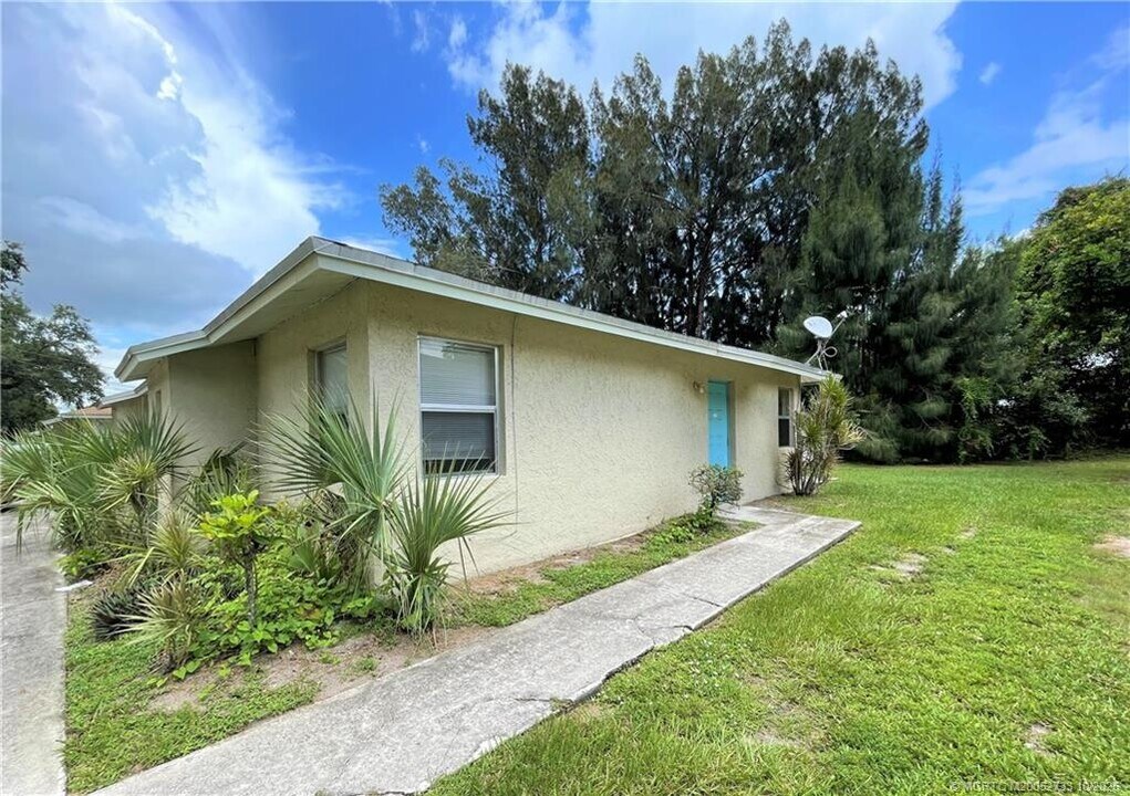 402 S 14th St in Fort Pierce, FL - Building Photo