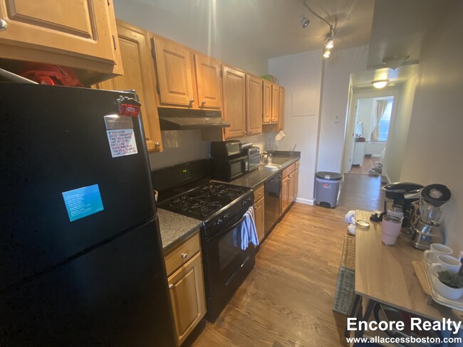1942 Beacon St, Unit 1