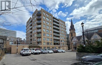 140 Bathurst St in Toronto, ON - Building Photo - Building Photo