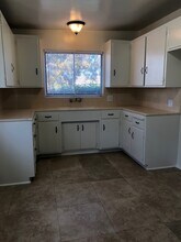 90 N Dunning St in Ventura, CA - Foto de edificio - Building Photo