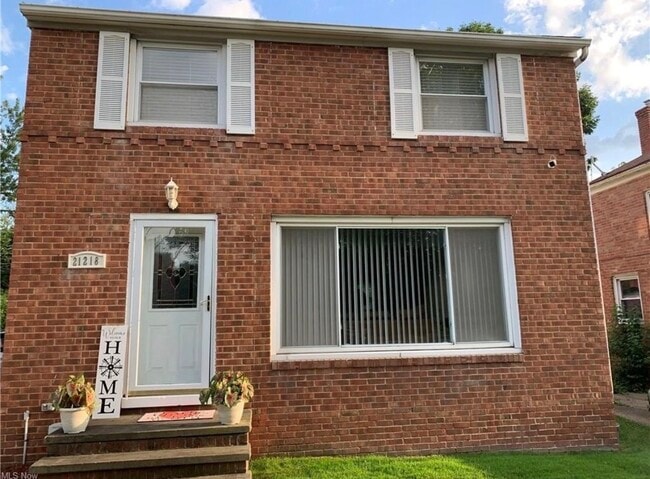 21218 Hillgrove Ave in Maple Heights, OH - Building Photo - Building Photo