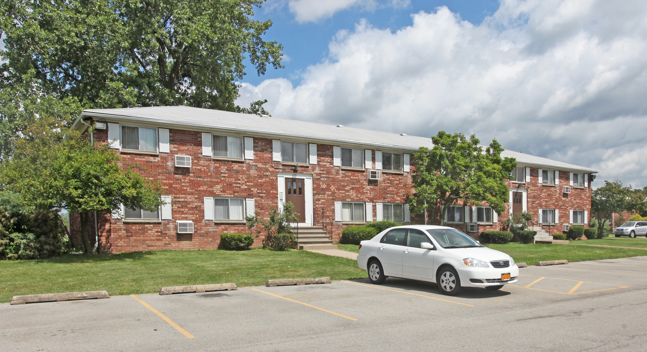 Clayton Arms Apartments in Henrietta, NY - Foto de edificio