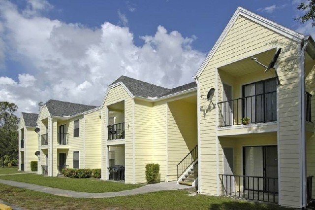 Crystal Trace Apartments in Fort Pierce, FL - Building Photo