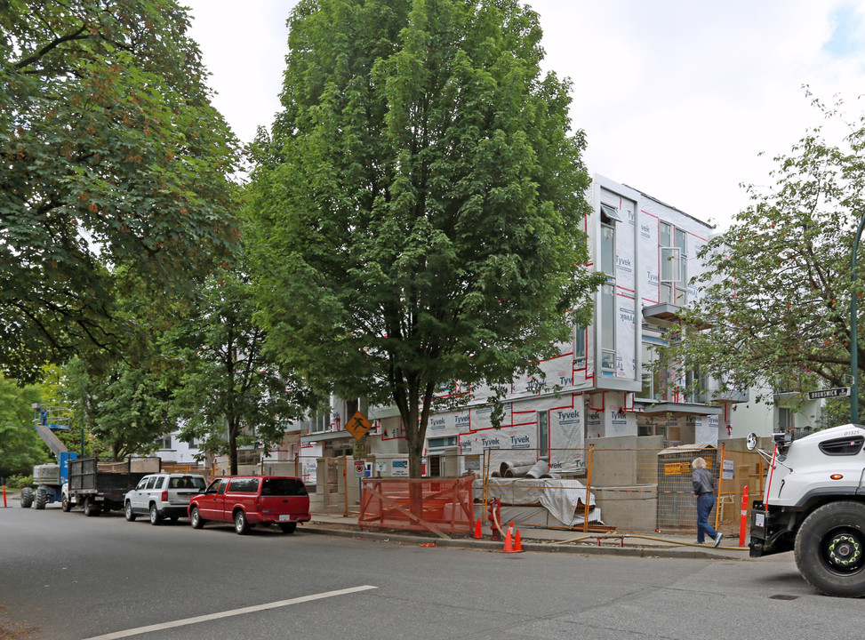 9 on the Park in Vancouver, BC - Building Photo