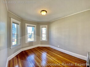 36 N Beacon St, Unit #2 in Allston, MA - Foto de edificio - Building Photo
