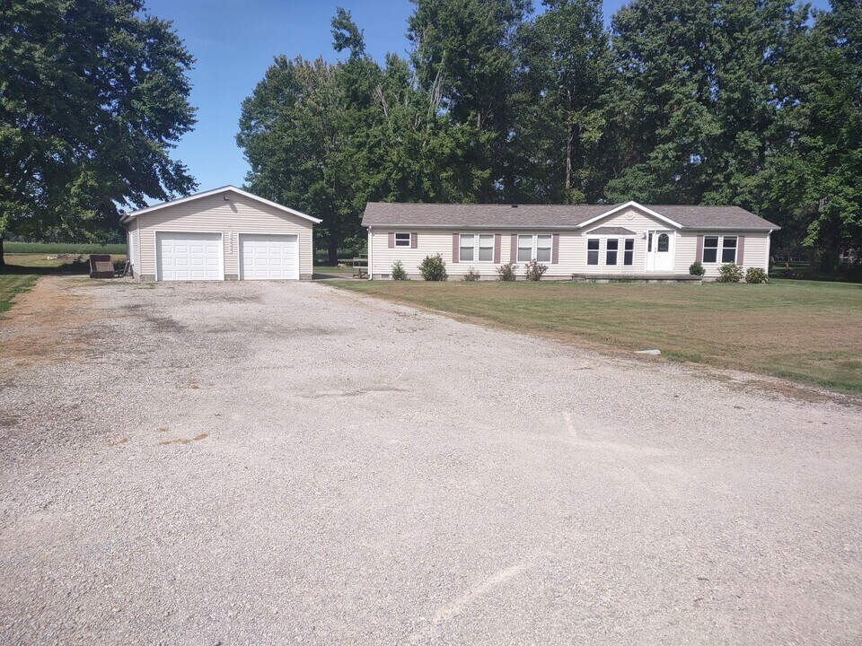 19666 N Dunlap Rd in Dennison, IL - Building Photo