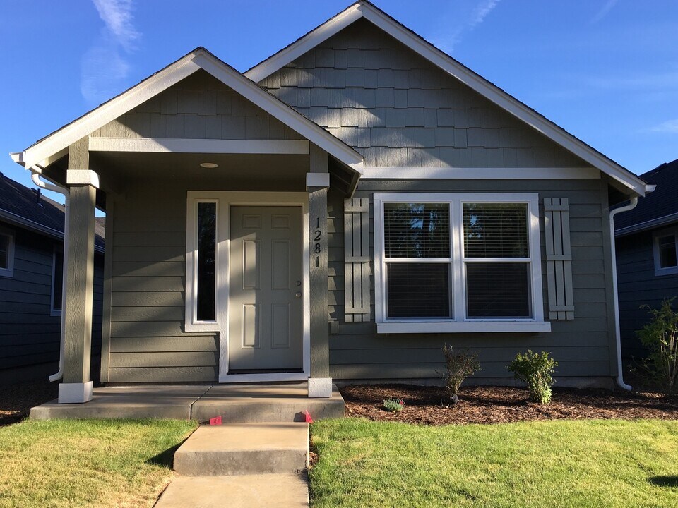 1281 W Rail Way in Sisters, OR - Building Photo