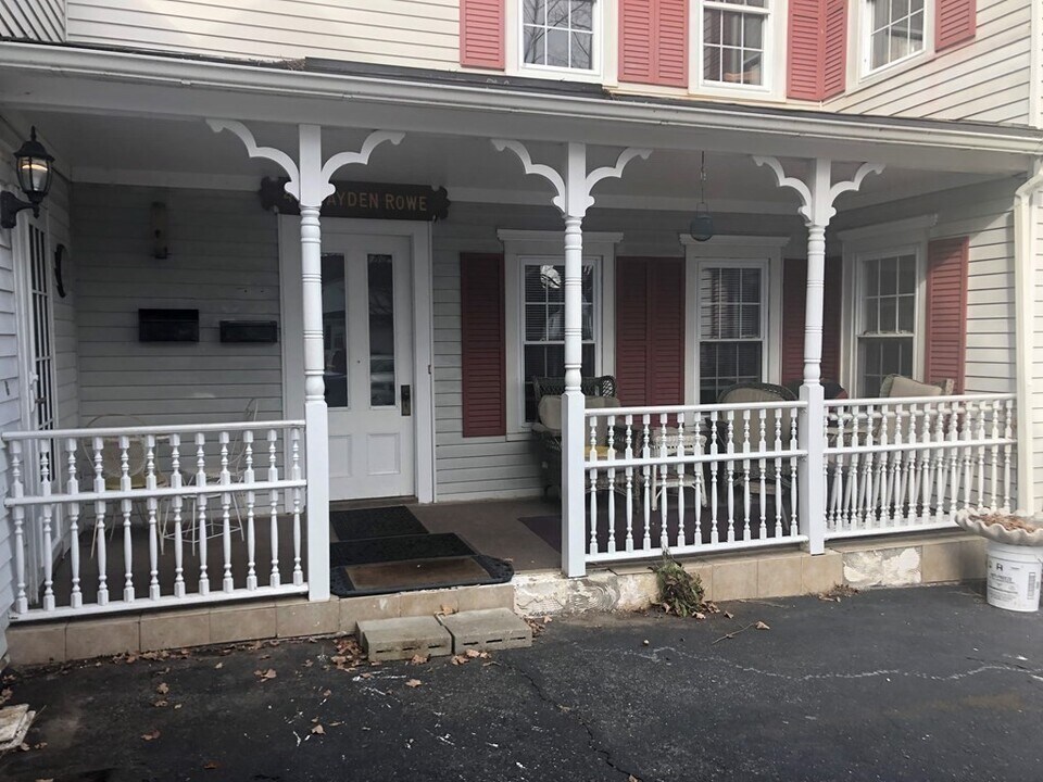 44 Hayden Rowe St in Hopkinton, MA - Building Photo
