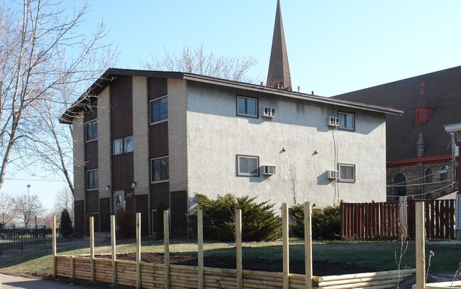 2417 17th Ave S in Minneapolis, MN - Foto de edificio - Building Photo