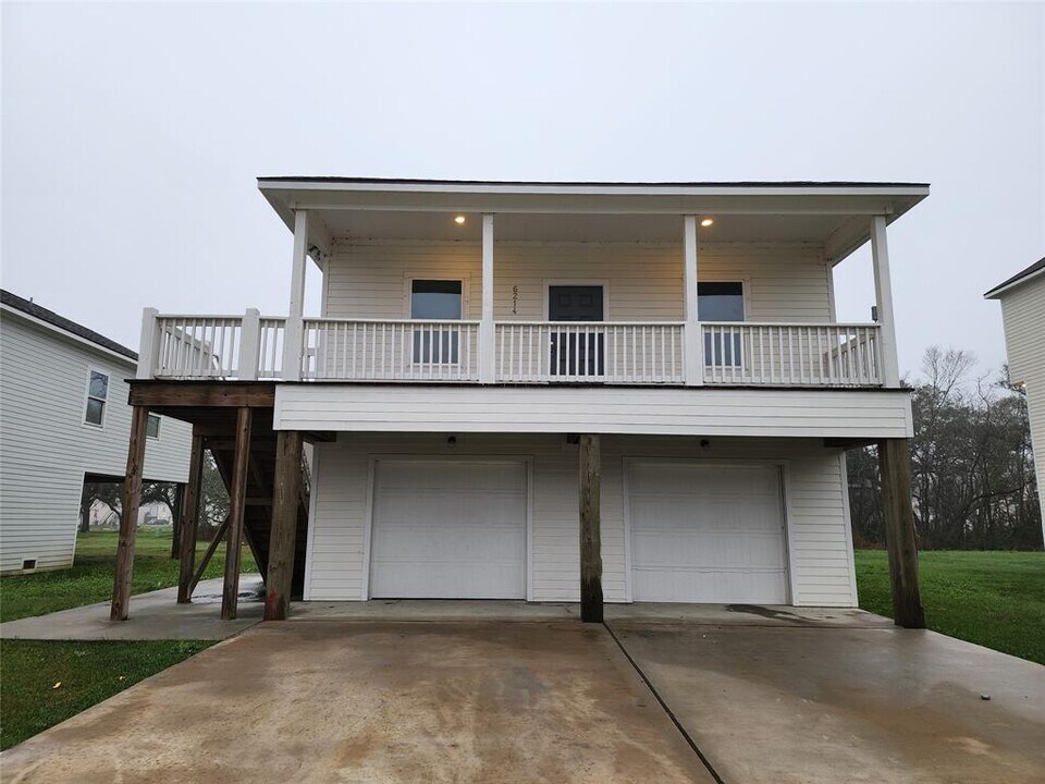 6214 Lacey Oak Dr in Hitchcock, TX - Building Photo