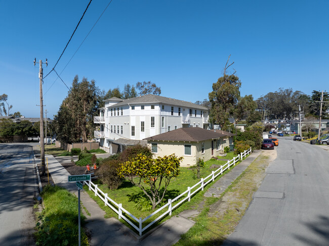 195 Avenue Cabrillo in El Granada, CA - Building Photo - Building Photo