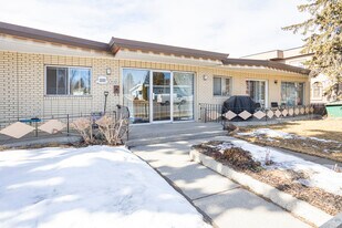 3203 14 St NW in Calgary, AB - Building Photo