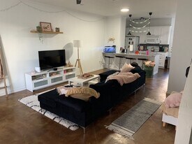 2009 S 10th St in Waco, TX - Building Photo