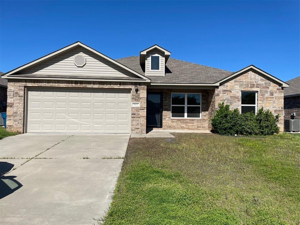 915 Karlee Ct in Midwest City, OK - Building Photo