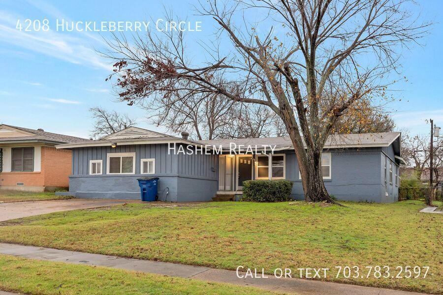 4208 Huckleberry Cir in Dallas, TX - Foto de edificio