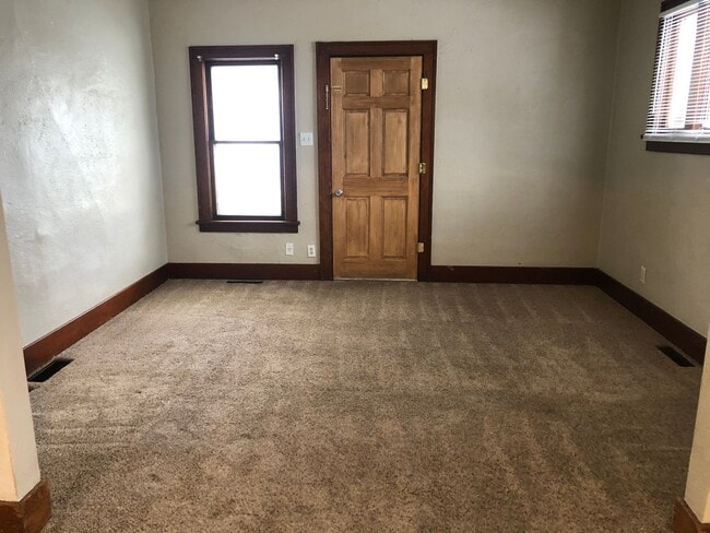 546 Valley St in Minot, ND - Foto de edificio - Building Photo