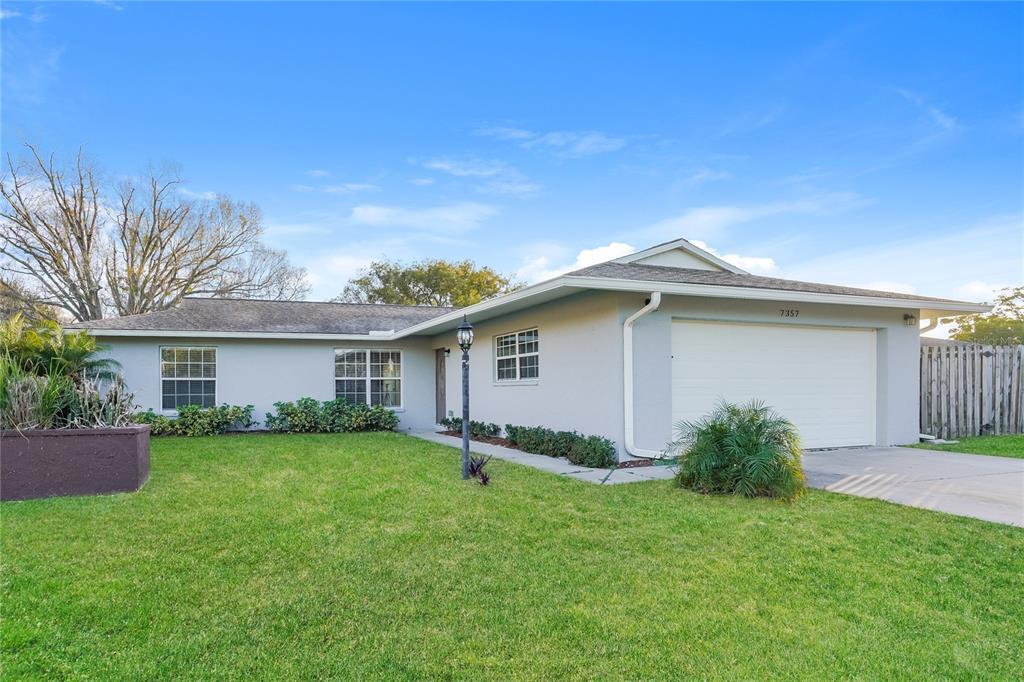 7357 Claries Dr in Sarasota, FL - Building Photo