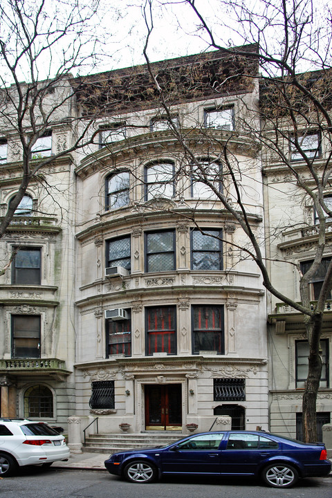 22 W 76th St in New York, NY - Building Photo