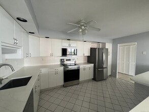 1460 Elm St in Stratford, CT - Building Photo - Building Photo