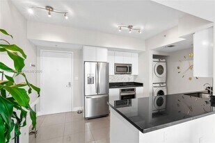 92 SW 3rd St, Unit 4702 in Miami, FL - Building Photo