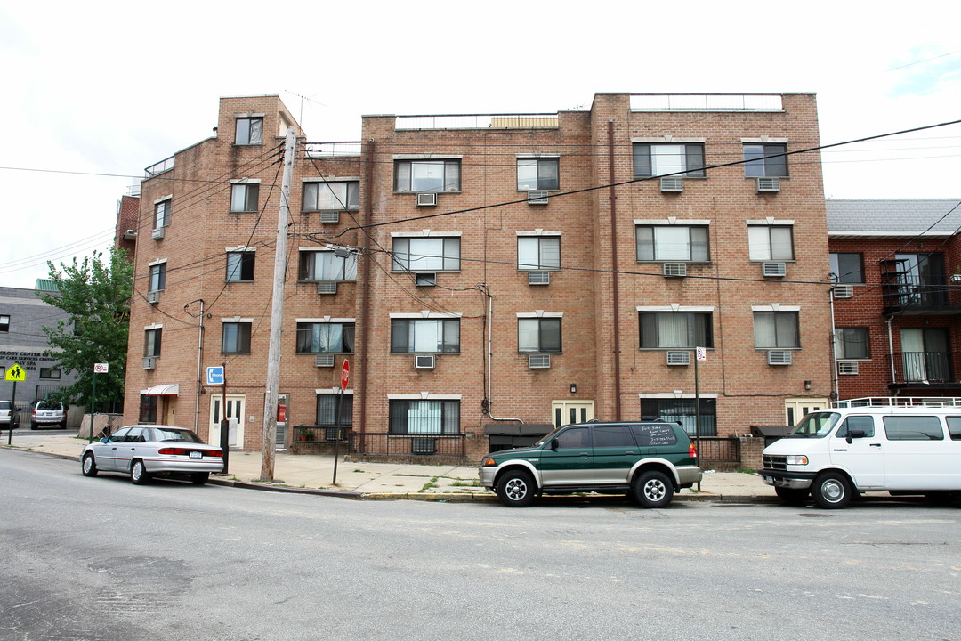 3201-3203 Leavitt St in Flushing, NY - Building Photo