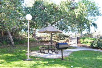 Country Club Villas in Escondido, CA - Foto de edificio - Building Photo