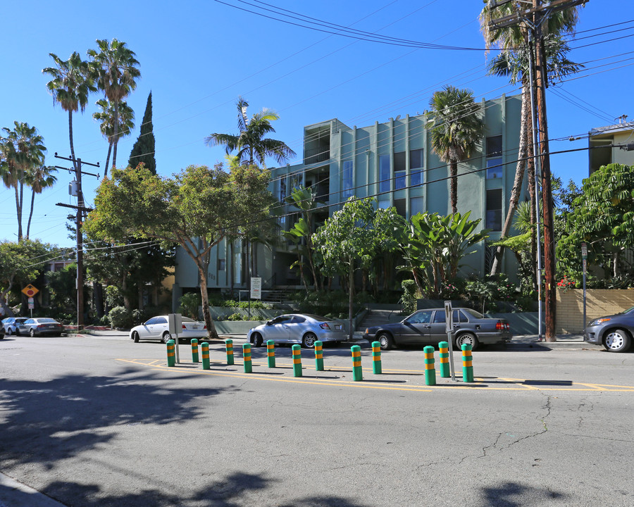 929 Larrabee Apartments in West Hollywood, CA - Foto de edificio