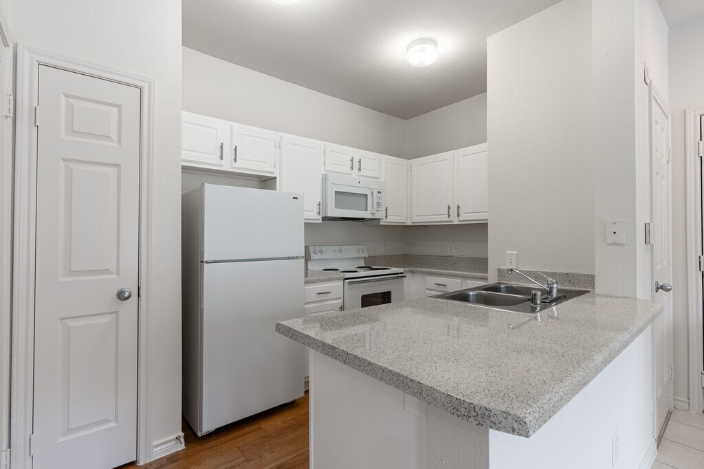 Oaks Hackberry Creek Apartments in Irving, TX