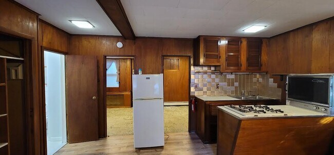 50 Lisa Dr in Northport, NY - Building Photo - Building Photo