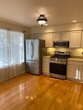 7417 Wilma Ln in Lorton, VA - Foto de edificio - Building Photo