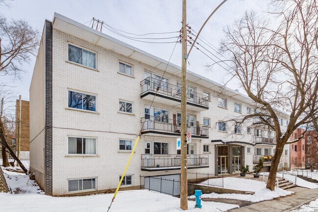 4770 Jean-Brillant St in Montréal, QC - Building Photo - Building Photo