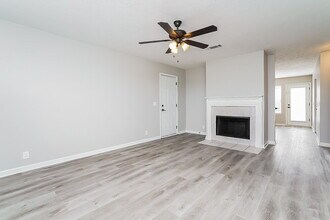 1225 Akins Ridge Dr in La Vergne, TN - Foto de edificio - Building Photo