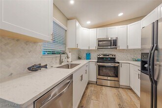1291 Venetian Way in Naples, FL - Foto de edificio - Building Photo