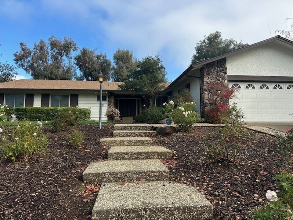 1310 Hillcrest Dr in San Jose, CA - Building Photo