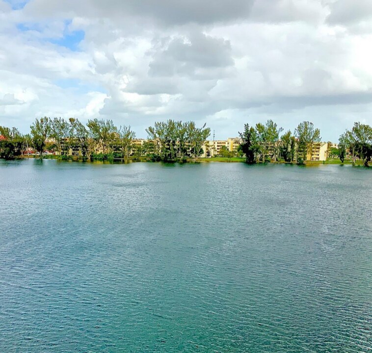 9915 W Okeechobee Rd in Hialeah Gardens, FL - Building Photo