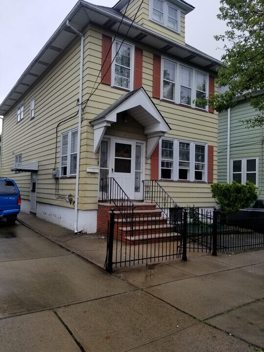 127 Knapp Ave, Unit 2 in Clifton, NJ - Building Photo