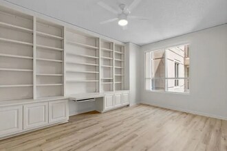 1 Towers Park Ln in San Antonio, TX - Foto de edificio - Building Photo