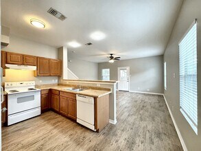 7802 Kingsbury Wood in San Antonio, TX - Building Photo - Building Photo