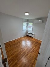 37 Bainbridge Ave, Unit 1 in Melville, NY - Foto de edificio - Building Photo