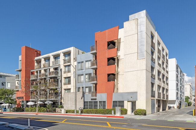 Breeze Suites Moderne in Santa Monica, CA - Building Photo - Building Photo