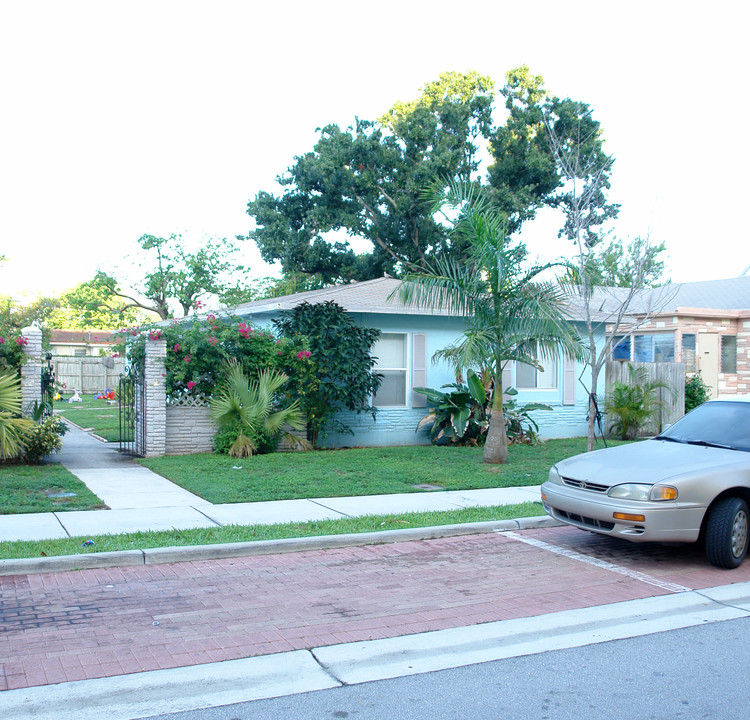 527-535 NE 2nd Ave in Fort Lauderdale, FL - Building Photo